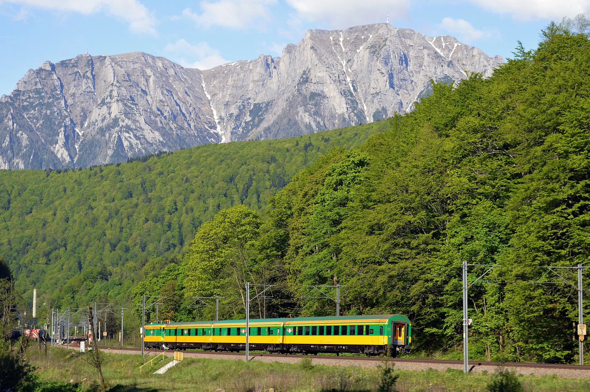 Tren la nord de Azuga, cu Munții Bucegi în fundal