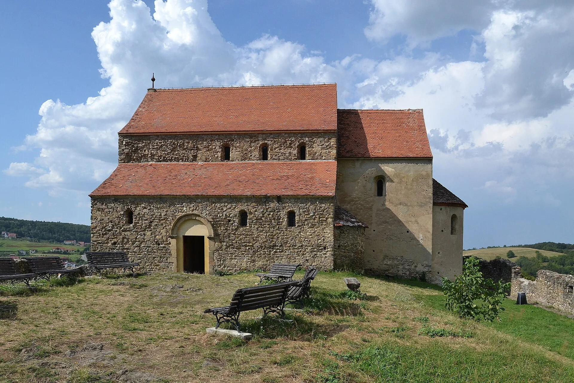 Bazilica Sf. Mihail de pe dealul din Cisnădioara