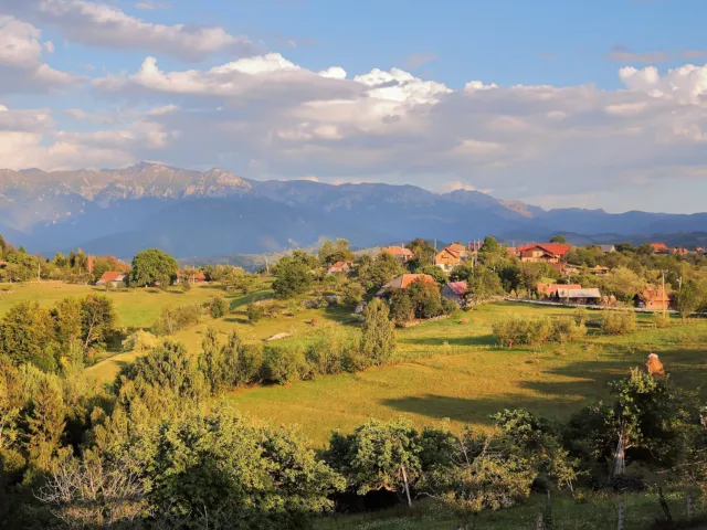 Satul Măgura (Moieciu), cu Piatra Craiului