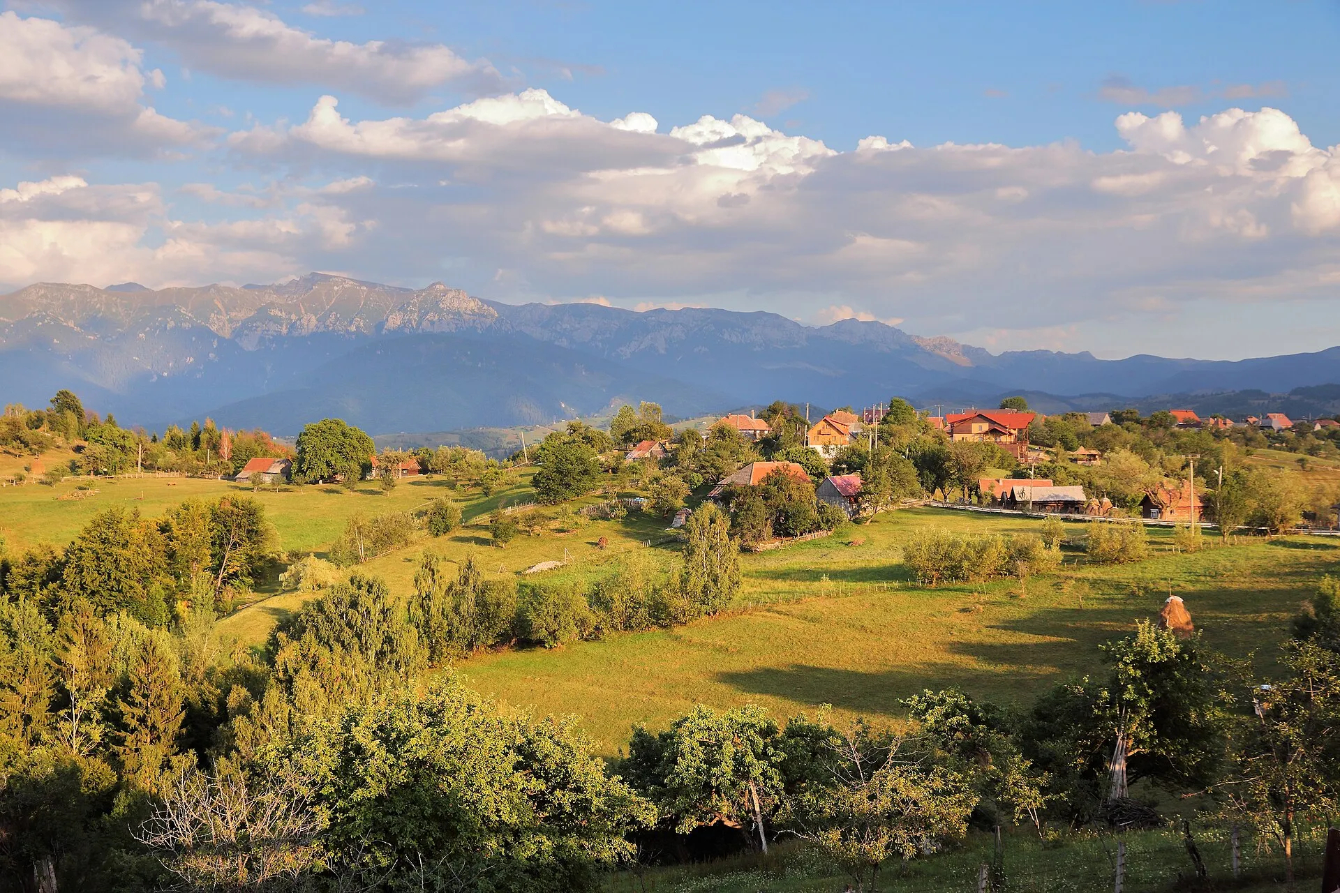 Satul Măgura (Moieciu), cu Piatra Craiului