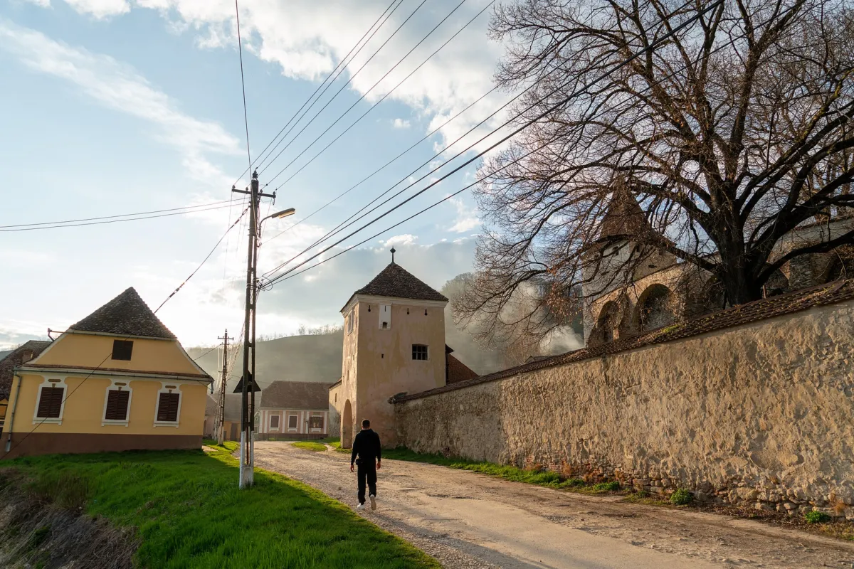 Uliță din Biertan cu biserica fortificată
