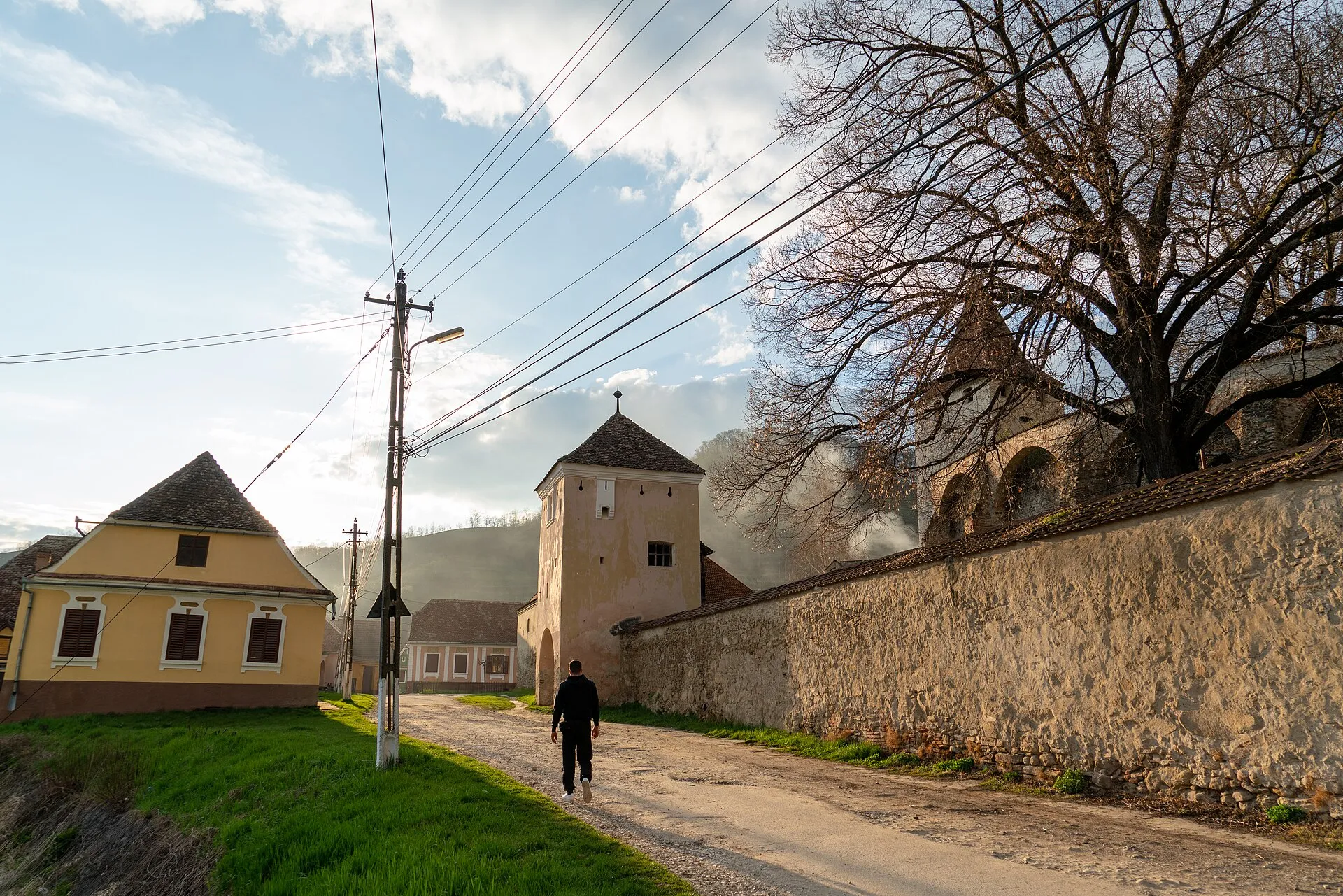 Uliță din Biertan cu biserica fortificată