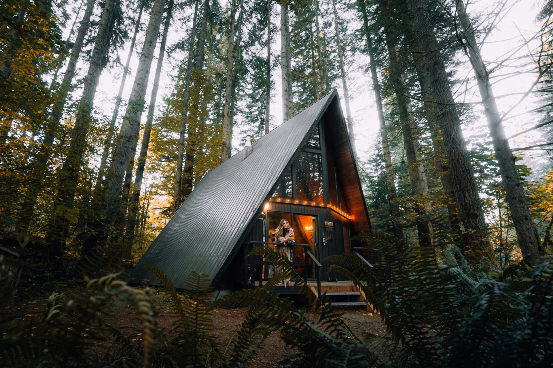 Cabană A-frame luminată, în pădure