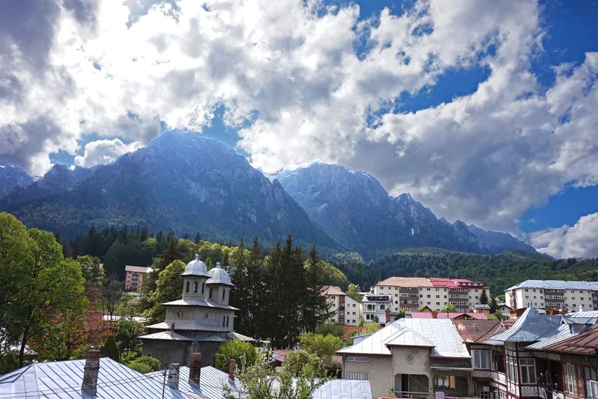Bușteni, cu abruptul Bucegilor în fundal