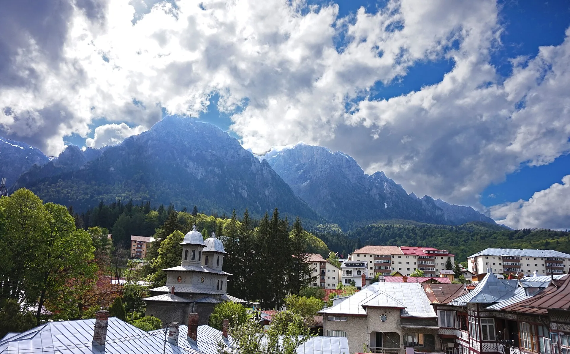 Bușteni, cu abruptul Bucegilor în fundal