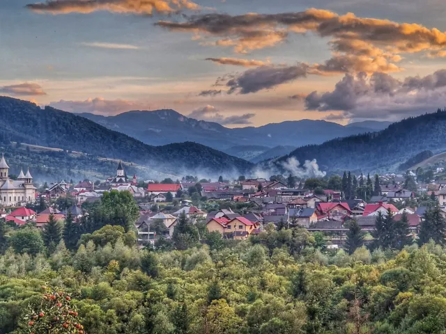 Vama, cu vedere spre Rarău