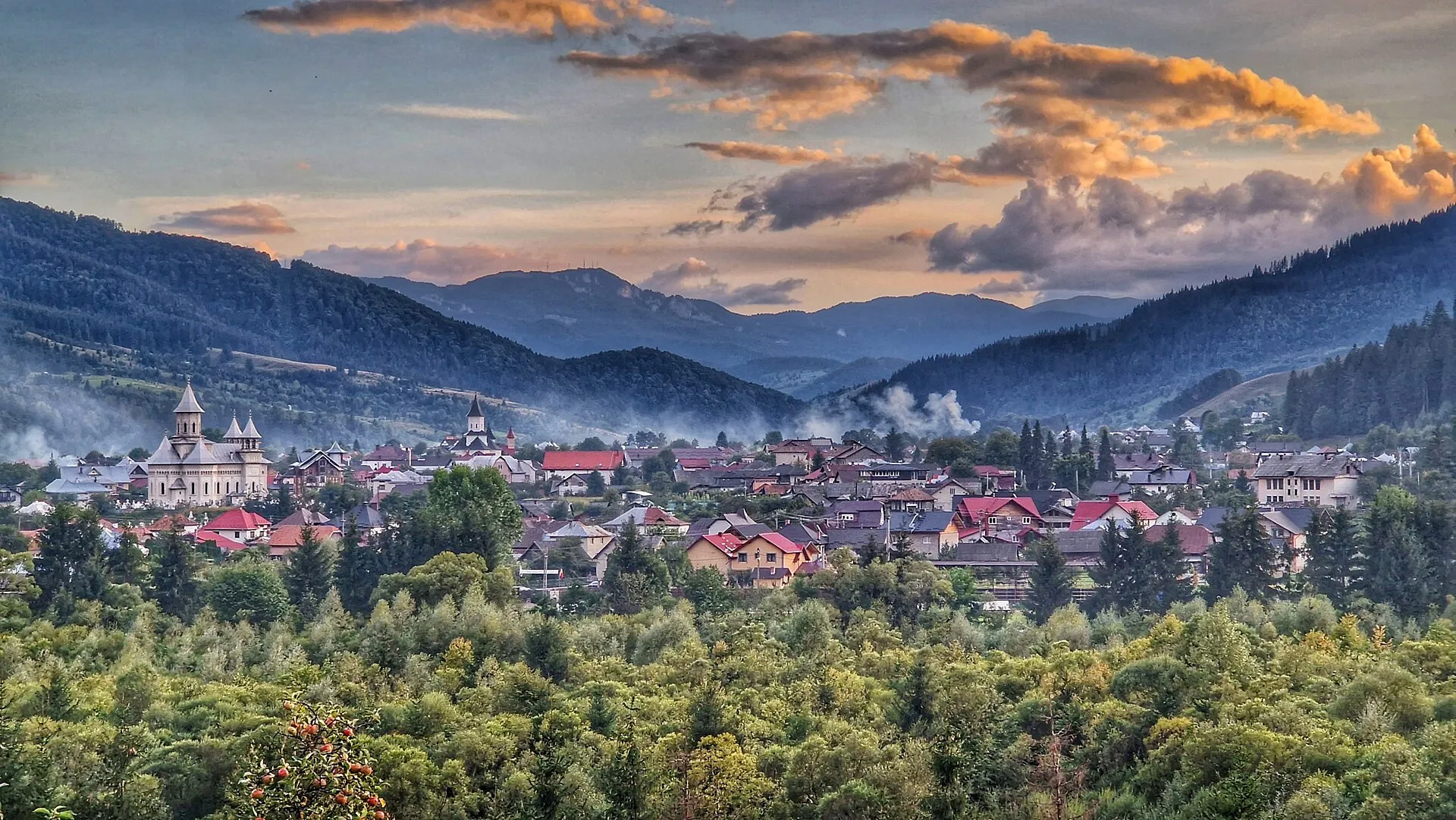 Vama, cu vedere spre Rarău